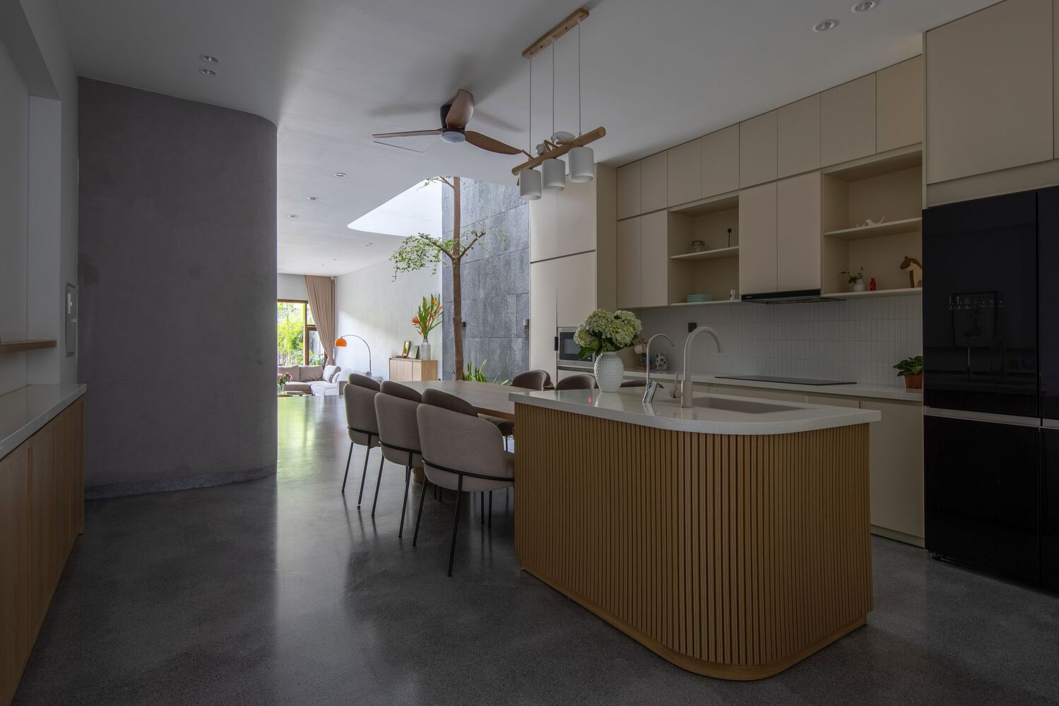 Nhà phố 3 tầng của gia đình 3 thế hệ sở hữu vườn treo ở mặt tiền | V.AI STUDIO