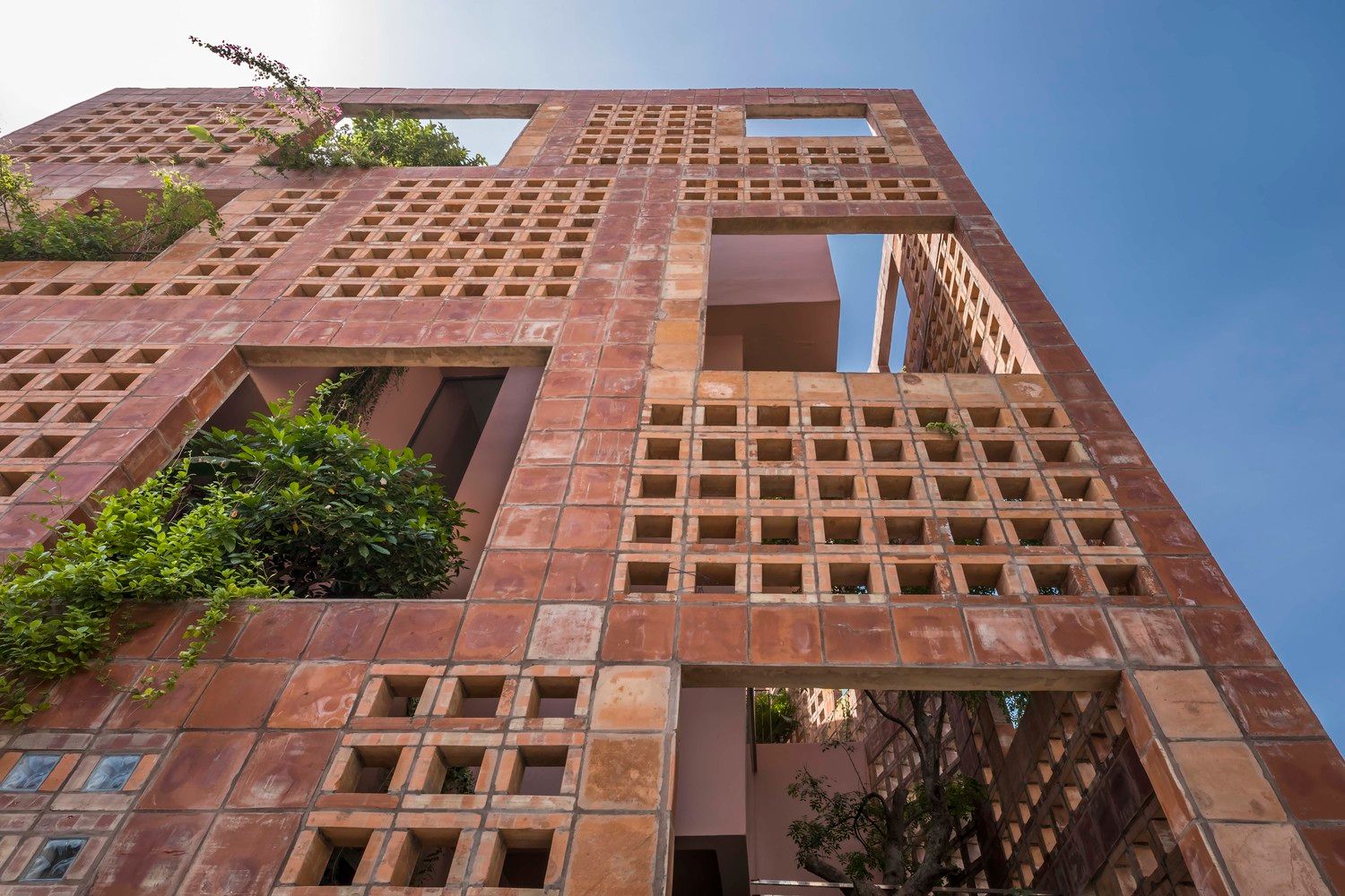 Chiêm ngưỡng ngôi nhà Bát Tràng độc đáo chiến thắng giải thưởng Dezeen Awards (Anh) | V.AI STUDIO