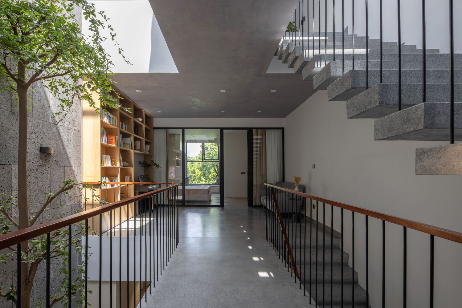 Nhà phố 3 tầng của gia đình 3 thế hệ sở hữu vườn treo ở mặt tiền | V.AI STUDIO
