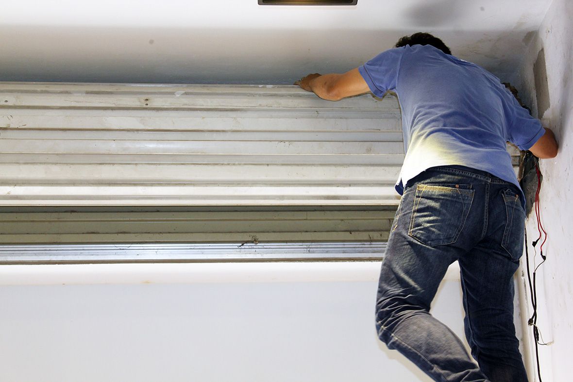 Sửa cửa cuốn: những lỗi thường gặp và cách xử lý đơn giản không cần gọi thợ | V.AI STUDIO