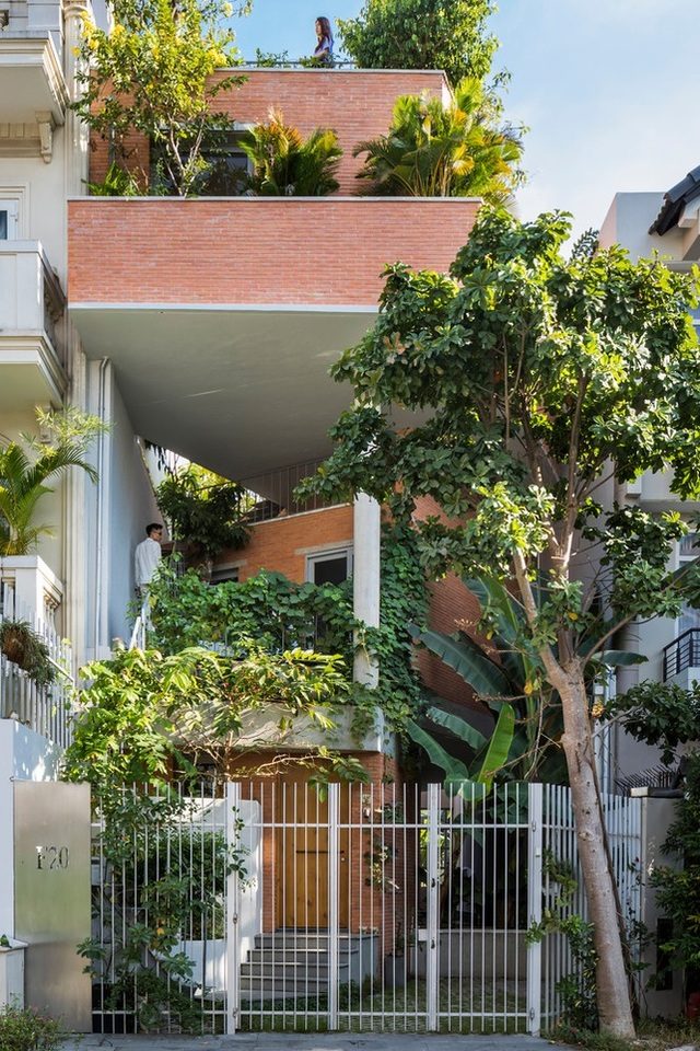 Nhà gạch nung rợp bóng cây xanh lọt đề cử kiến trúc đẹp nhất thế giới – nhà phố | V.AI STUDIO
